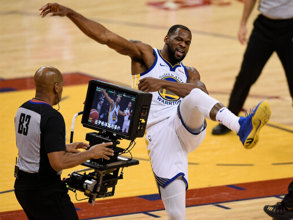 张琳芃等球 张琳芃等球