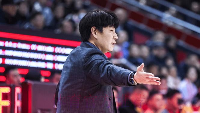 邱彪：克里斯早上起来就发现身体不适，每个队员都有点感冒